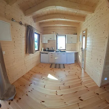 Caloroczny Nad Jeziorem Radunskim Feriehus *